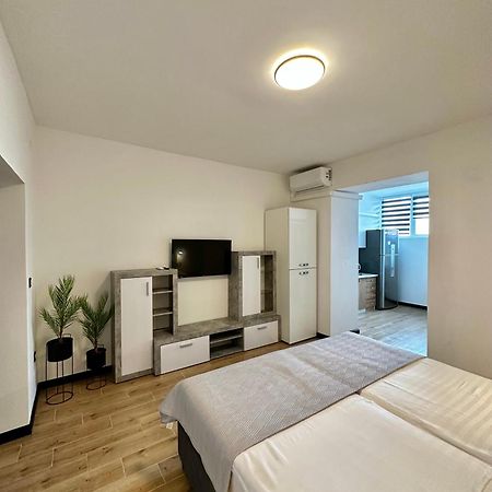 Crolivia Apartments Near Arena, Center Of Пула Екстериор снимка
